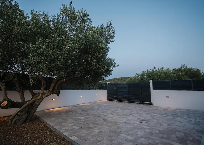 Oliva Villa *